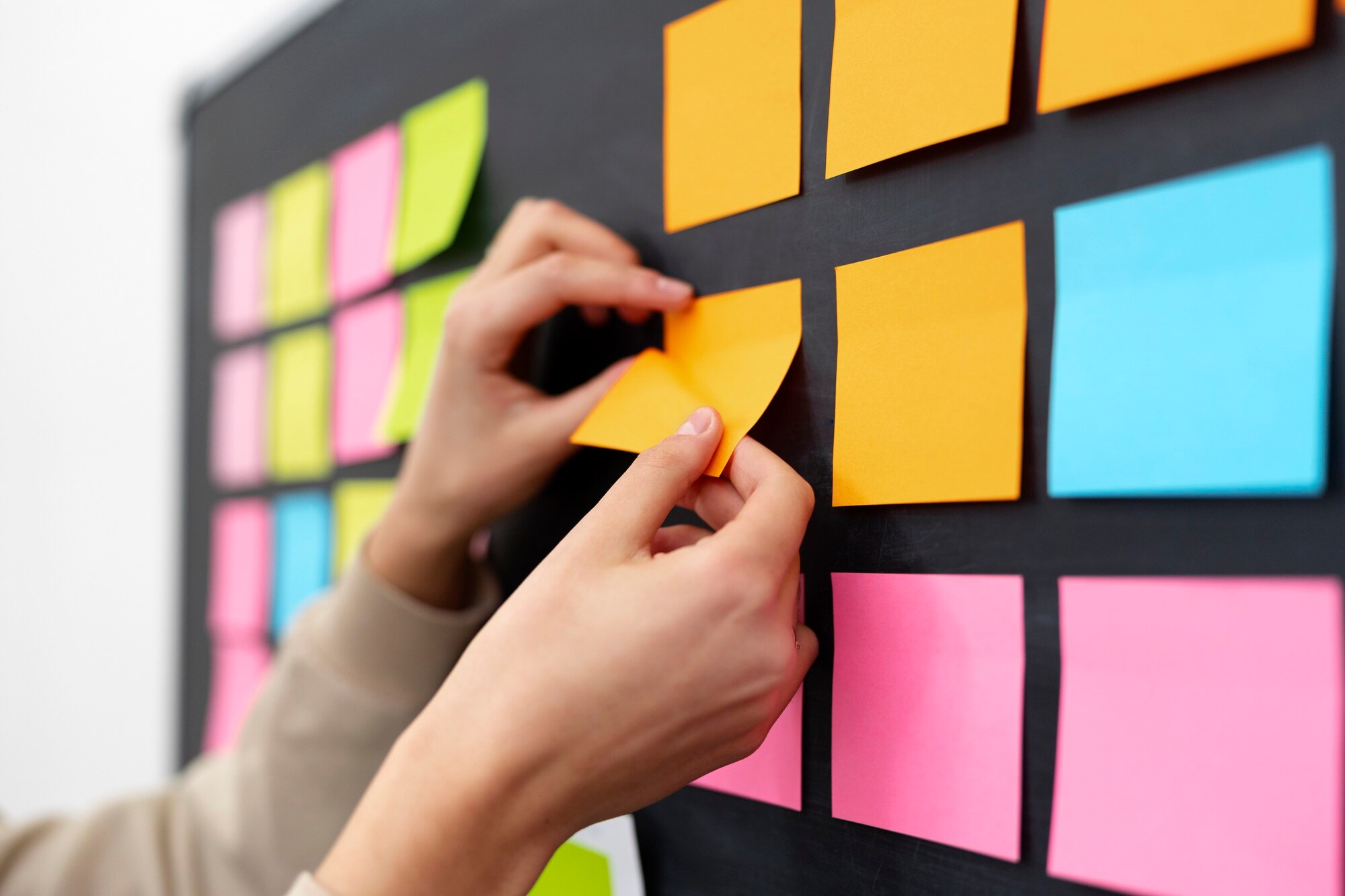 vista lateral manos pegadas post it amarillo 23 2149362889
